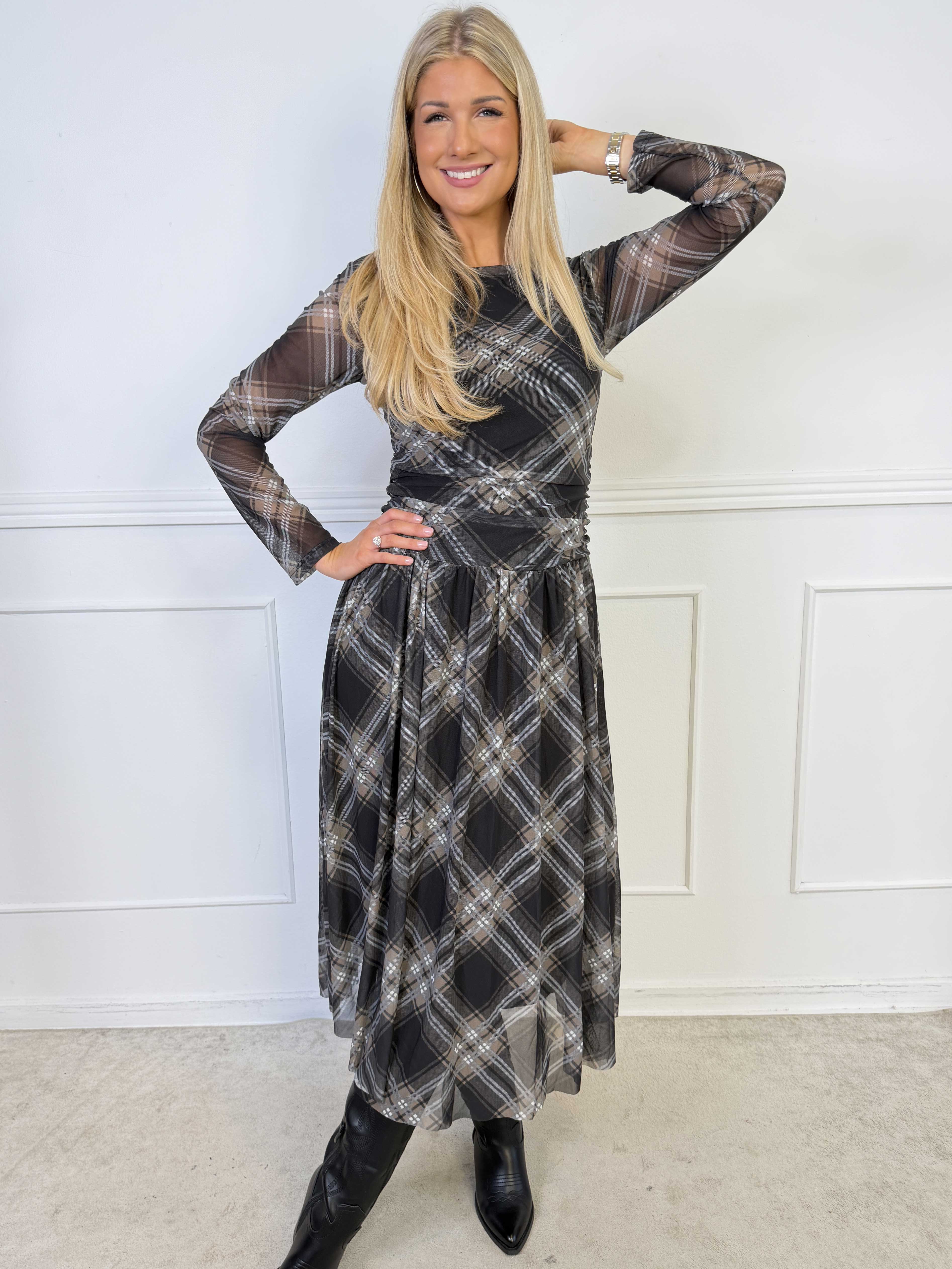 Viola Check - Elegant kjole i stretchy mesh med tern og transparente ærmer